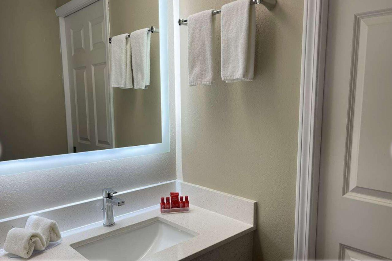 Econo Lodge Inn & Suites Peoria Illinois エクステリア 写真